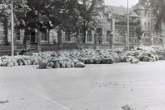 Vizmu_elott_homokzsakok