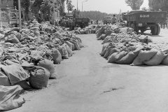 Vizmu_elott_homokzsakok_teherkocsik